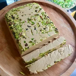 حلوا ارده صبحانه طبیعی تهیه‌ شده از کنجد و شیره تازه